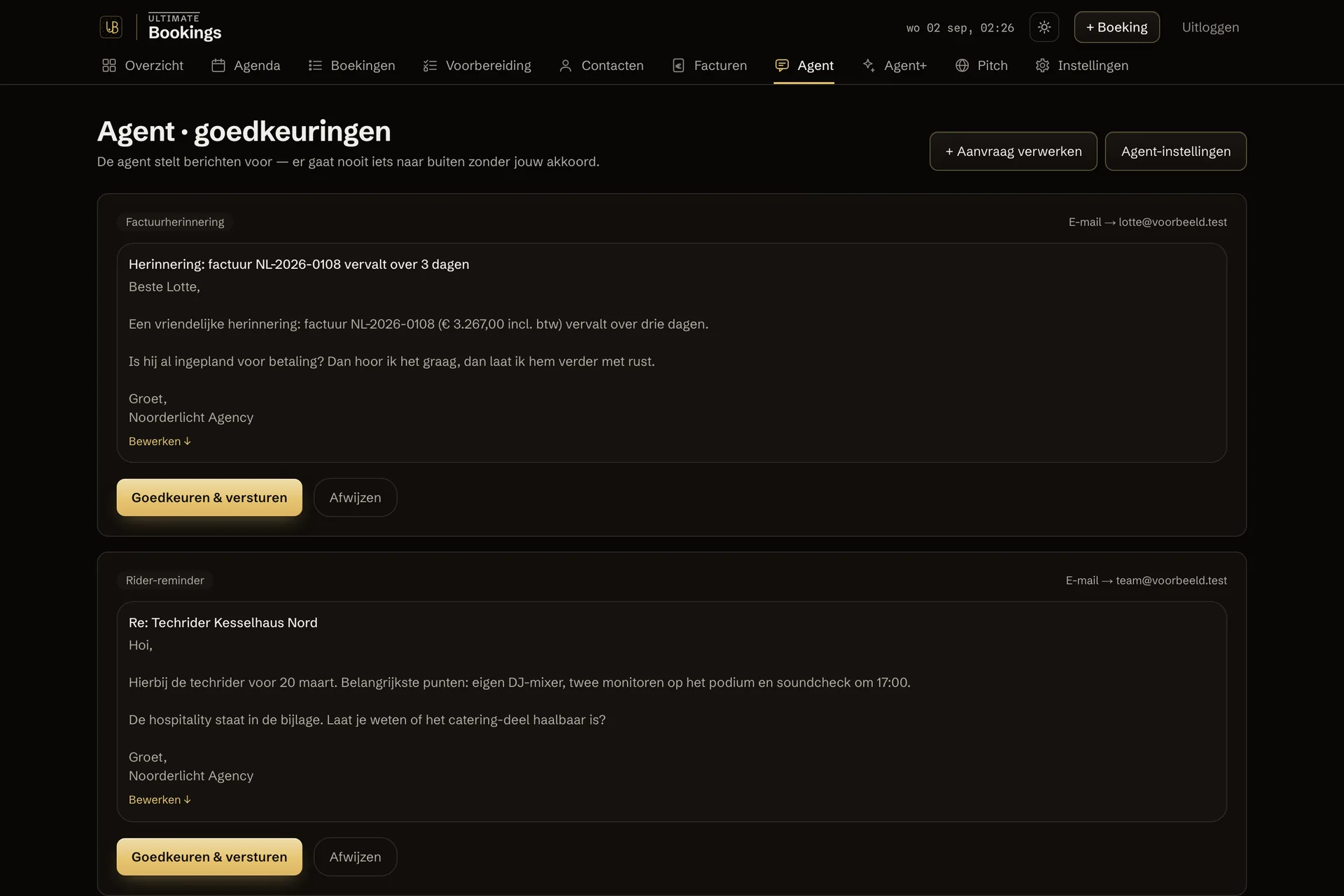 Schermafbeelding van het scherm Agent · goedkeuringen in Ultimate Bookings, met daaronder de regel: de agent stelt berichten voor — er gaat nooit iets naar buiten zonder jouw akkoord. Daaronder staat een volledig uitgeschreven concept-e-mail met een herinnering dat factuur NL-2026-0108 over drie dagen vervalt, en onder dat bericht de gouden knop Goedkeuren & versturen naast een knop Afwijzen.