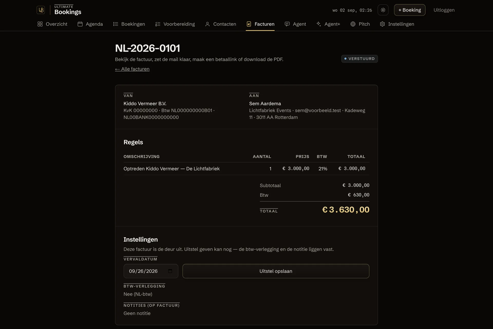 Schermafbeelding van factuur NL-2026-0101 in Ultimate Bookings, met de badge Verstuurd. Links de afzender met KvK- en btw-nummer, rechts de opdrachtgever met adres. Daaronder één factuurregel voor een optreden met 21 procent btw, en onderaan het totaal van 3.630,00 euro in goud.