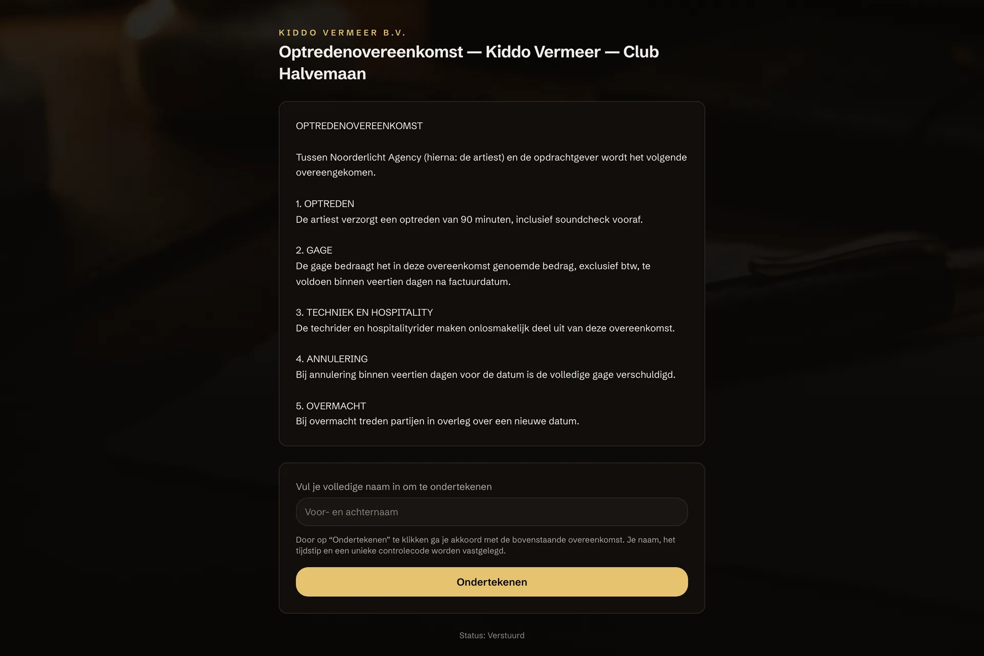 Schermafbeelding van de openbare tekenpagina zoals de opdrachtgever hem ziet, zonder menu en zonder account: de optredenovereenkomst met artikelen over het optreden, de gage, techniek en hospitality, annulering en overmacht, daaronder een veld voor de volledige naam en de gouden knop Ondertekenen.